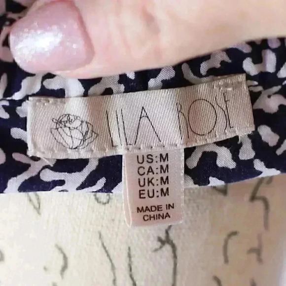 Lila Rose Size M Blue/white leopard print /geometric print blouse - Picture 12 of 14